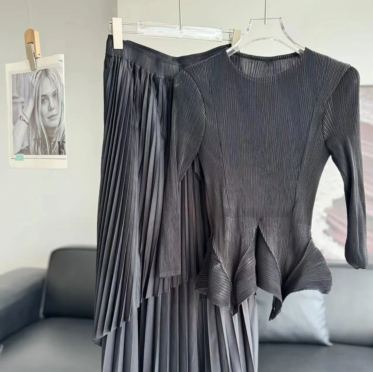 Miyake-Monochrome Evening Dres - Monochrome Suit Set 评论和价格
